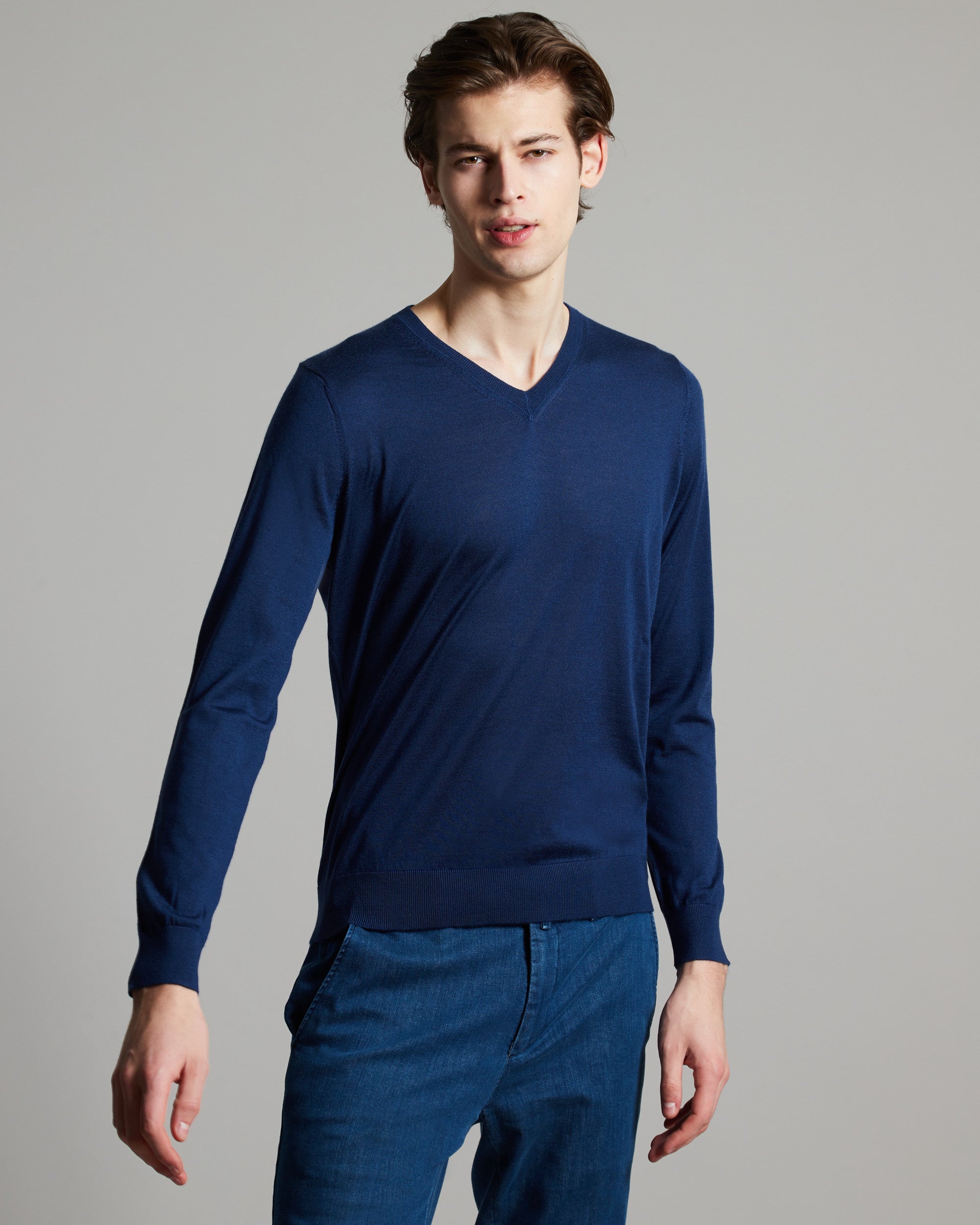 Blue cashmere and silk men's V-neck sweater