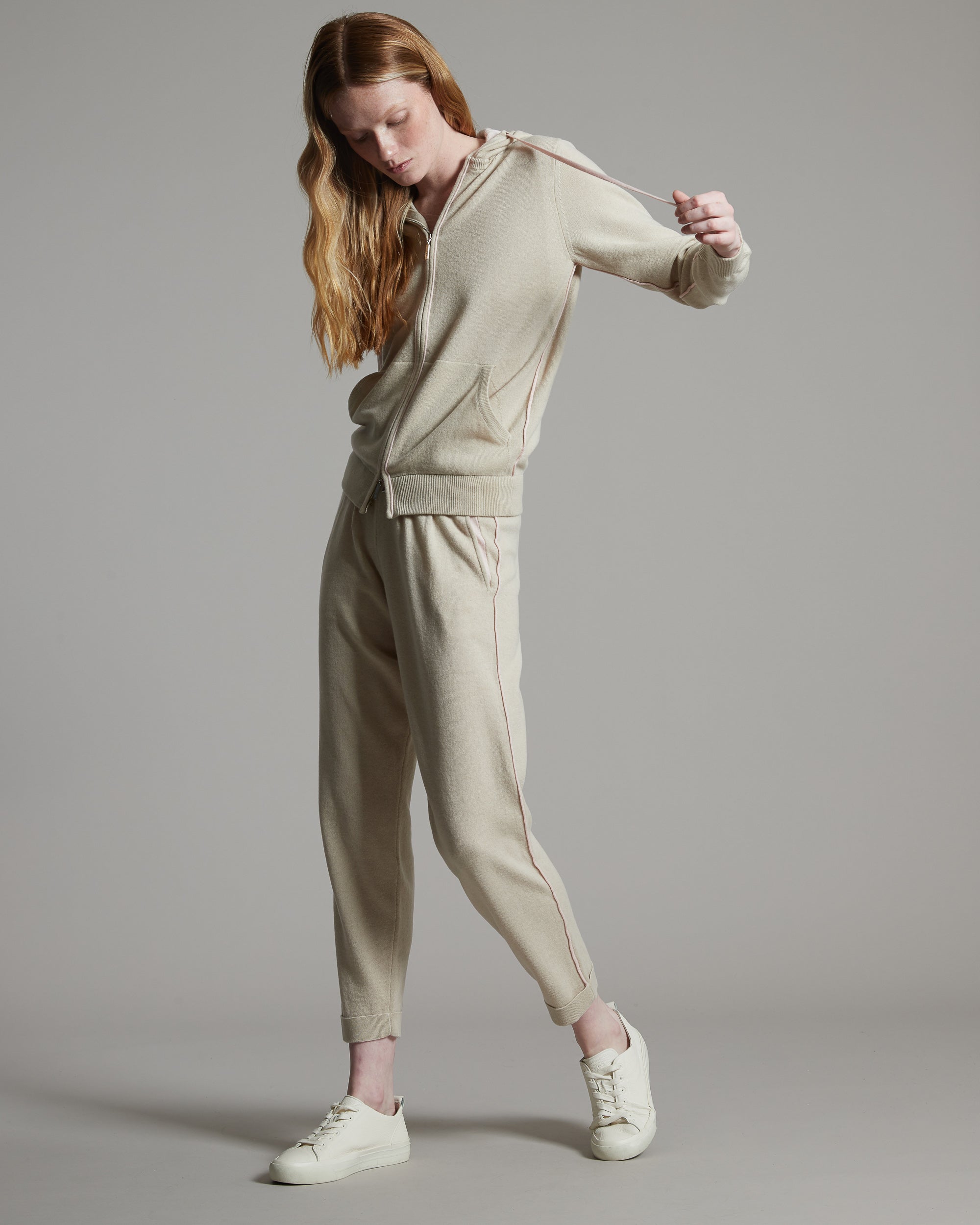 Beige Kid Cashmere jogging pants with cashmere and silk profiles
